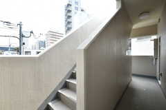 外廊下と階段の様子。(2022-03-03,共用部,OTHER,2F)