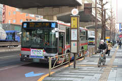 最寄りのバス停の様子。渋谷まで直通でアクセスできます。(2022-03-03,共用部,ENVIRONMENT,1F)