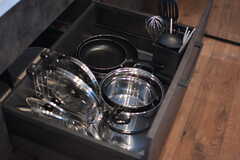 フライパンや鍋類はヒーター下に収納されています。(2021-09-21,共用部,KITCHEN,4F)