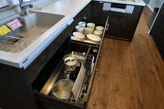 食器やキッチンツールは引き出しに収納されています。(2021-09-21,共用部,KITCHEN,4F)