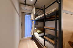 2段ベッドの様子。ベッドごとにカーテンが取り付けられています。（103号室）(2023-02-28,専有部,ROOM,1F)