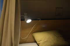 下段のベッドには照明が設置されています。（103号室）(2023-02-28,専有部,ROOM,1F)