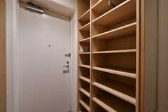 収納棚の様子。ハンガーポールが設置されていて、棚板を調整することもできます。（103号室）(2023-02-28,専有部,ROOM,1F)