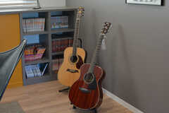 ギターは入居者さんは私物ですが、許可制で共用部に置くことができます。(2023-02-28,共用部,LIVINGROOM,4F)
