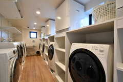 ドラム式洗濯乾燥機と乾燥機が設置されています。(2023-02-28,共用部,LAUNDRY,4F)