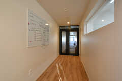 廊下の様子。壁にはホワイトボードが設置され、自由に使えます。(2023-02-28,共用部,OTHER,4F)