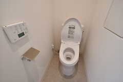 ウォシュレット付きトイレの様子。（412号室）(2023-02-28,専有部,ROOM,4F)