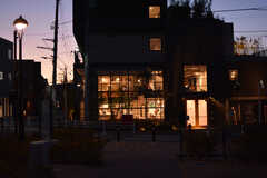 夜、向かいの公園から見た建物。(2023-02-28,共用部,OTHER,1F)