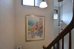 階段の踊り場にはオーナーさんの奥さんが描いた絵が飾られています。(2014-10-10,共用部,OTHER,2F)