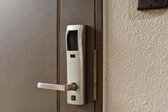 専有部のドアの鍵は、ICリーダーにカードをかざして解錠します。（101号室）(2018-04-27,専有部,ROOM,1F)