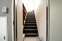 玄関ドアを開けると目の前に階段があります。(2011-09-29,周辺環境,ENTRANCE,2F)