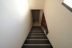 階段から玄関を見下ろすとこんな感じ。(2011-09-29,周辺環境,ENTRANCE,3F)