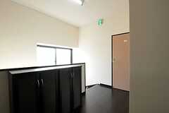 階段まわりの様子。廊下に置かれた黒い棚は靴箱で、奥のドアは307号室です。(2011-09-29,共用部,OTHER,3F)