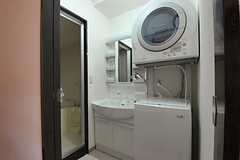 脱衣室に設置された洗面台と洗濯機、乾燥機の様子。(2011-09-29,共用部,LAUNDRY,3F)