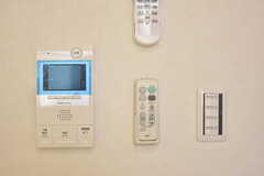全室、壁にインターホン受信機と、室内灯のリモコンが設置されています。（203号室）(2018-04-19,専有部,ROOM,2F)