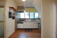 キッチンの左手にはバスルームがあります。(2013-05-10,共用部,KITCHEN,1F)