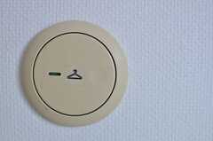 ウォークインクローゼットの照明はハンガーマーク。（201号室）(2013-10-20,専有部,ROOM,2F)