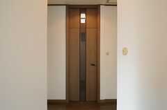 専有部のドア。天井まで届く高級品なのだそう。（202号室）(2013-10-20,専有部,ROOM,2F)