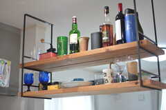 ラックにはお酒のボトルや食器が並んでいます。(2021-09-04,共用部,KITCHEN,2F)