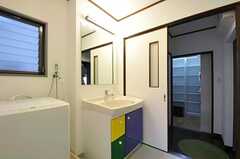 脱衣室から洗面台を見ると、奥に収納スペースが見えます。(2011-05-10,共用部,OTHER,2F)