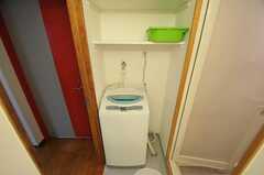 脱衣室にある洗濯機の様子。(2011-05-10,共用部,LAUNDRY,1F)