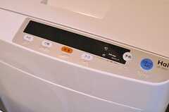大変シンプルなボタンの乾燥機能付き洗濯機です。(2012-09-17,共用部,LAUNDRY,1F)