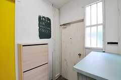 洗面台側からみた玄関の様子。靴箱は2つあります。(2012-05-29,周辺環境,ENTRANCE,1F)