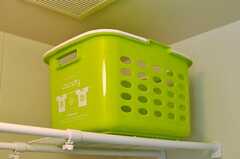 浴槽上部に脱衣ケースがあり、脱衣スペースを兼ねています。(2012-05-29,共用部,BATH,1F)