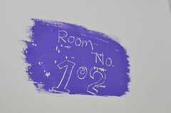 専有部のドアに描かれたサインの様子。（102号室）(2012-05-29,専有部,ROOM,1F)