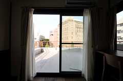窓の外は専用の屋上です。（405号室）(2013-09-05,専有部,ROOM,4F)