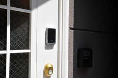 玄関の鍵はオートロックになっています。(2010-08-27,周辺環境,ENTRANCE,1F)