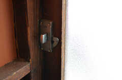 玄関の鍵の様子。扉は引き戸です。(2014-10-08,周辺環境,ENTRANCE,1F)