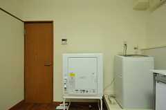 乾燥機、洗濯機の様子。脇のドアがシャワールームへと続いています。(2012-11-23,共用部,LAUNDRY,2F)