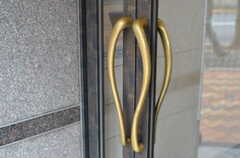 ドアハンドルはキレイな曲線です。真鍮製で質感も良いです。(2013-02-27,周辺環境,ENTRANCE,1F)