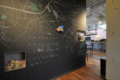 黒板塗装されたアイディアウォール。周辺の情報を書き込めるシェアマップも健在です。黒板塗装の上から手書きで周辺地図が描かれています。これぞ職人技！(2013-02-27,共用部,OTHER,7F)