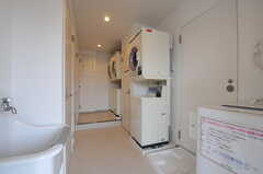廊下から見た水まわり設備の様子。洗濯機・乾燥機はコイン式です。(2013-02-27,共用部,LAUNDRY,7F)
