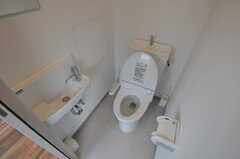 廊下から見たウォシュレット付きトイレの様子。(2013-02-27,共用部,TOILET,7F)
