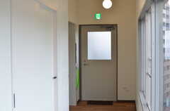 エレベーターを降りて左手のドアから、屋上へアクセスできます。(2013-02-27,共用部,OTHER,7F)