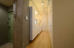 靴箱は玄関脇の廊下に設置されています。(2013-05-30,共用部,OTHER,4F)