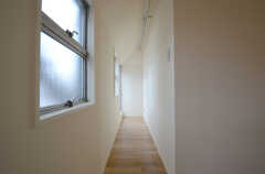 リビング脇の廊下の様子。突き当たりのドアの先には屋上へ続く階段があります。(2013-05-30,共用部,OTHER,5F)