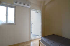 専有部の様子2。ベランダに続くドアが設置されています。（502号室）(2013-05-30,専有部,ROOM,5F)