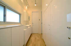廊下の様子。正面にトイレ、右手奥にシャワールームがあります。(2013-05-30,共用部,OTHER,4F)