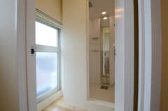 各シャワールームには脱衣室が設けられています。(2013-05-30,共用部,BATH,4F)