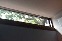 脱衣室には、天井の周辺に窓が取り付けられています。(2017-06-07,共用部,BATH,1F)