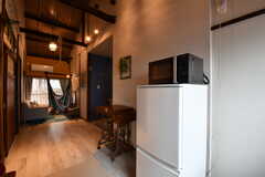 キッチンの脇には冷蔵庫と電子レンジが置かれています。(2017-06-07,共用部,KITCHEN,2F)