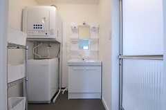 脱衣室には、洗濯機と洗面台が用意されています。(2013-07-01,共用部,BATH,1F)