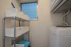 洗濯機の前には、タオルなどを置ける収納が設けられています。(2013-07-01,共用部,OTHER,1F)