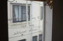 突き当たりの窓には、おしゃれなテキストがデザインされています。(2013-07-01,共用部,OTHER,2F)