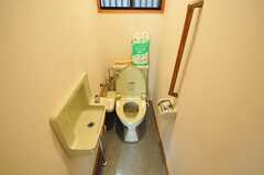 ウォシュレット付きトイレの様子。年代モノのウォシュレットです。(2012-08-31,共用部,BATH,1F)