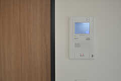 各部屋にはインターホンの受信器が設置されています。（411号室）(2014-04-02,専有部,ROOM,4F)
